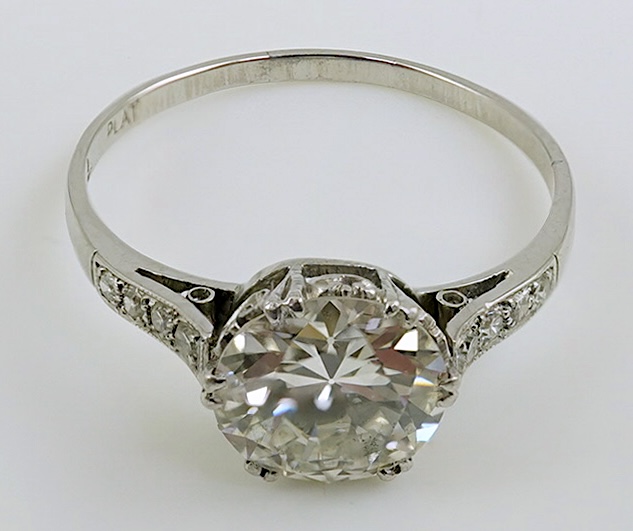 A platinum and single stone diamond set ring, with graduated eight stone diamond chip set shoulders, with a Mappin & Webb probate valuation dated 01/06/2024